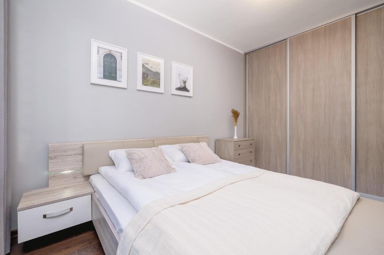 Stylish Korfantego Apartment Next To Spodek By Noclegi Renters Katowice Exterior foto